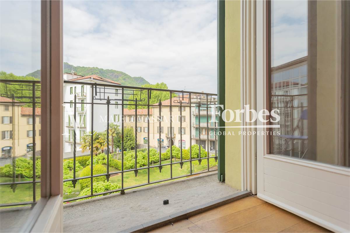 Appartamento ristrutturato con box, centro Como