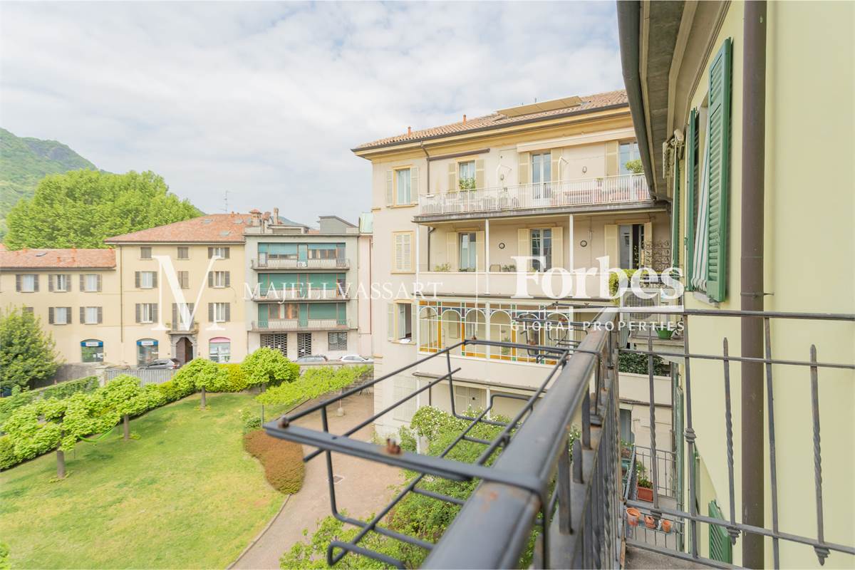 Appartamento ristrutturato con box, centro Como
