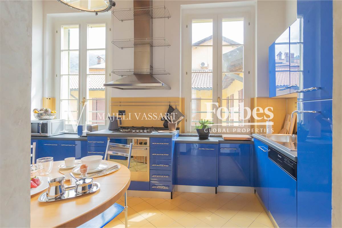 Appartamento ristrutturato con box, centro Como