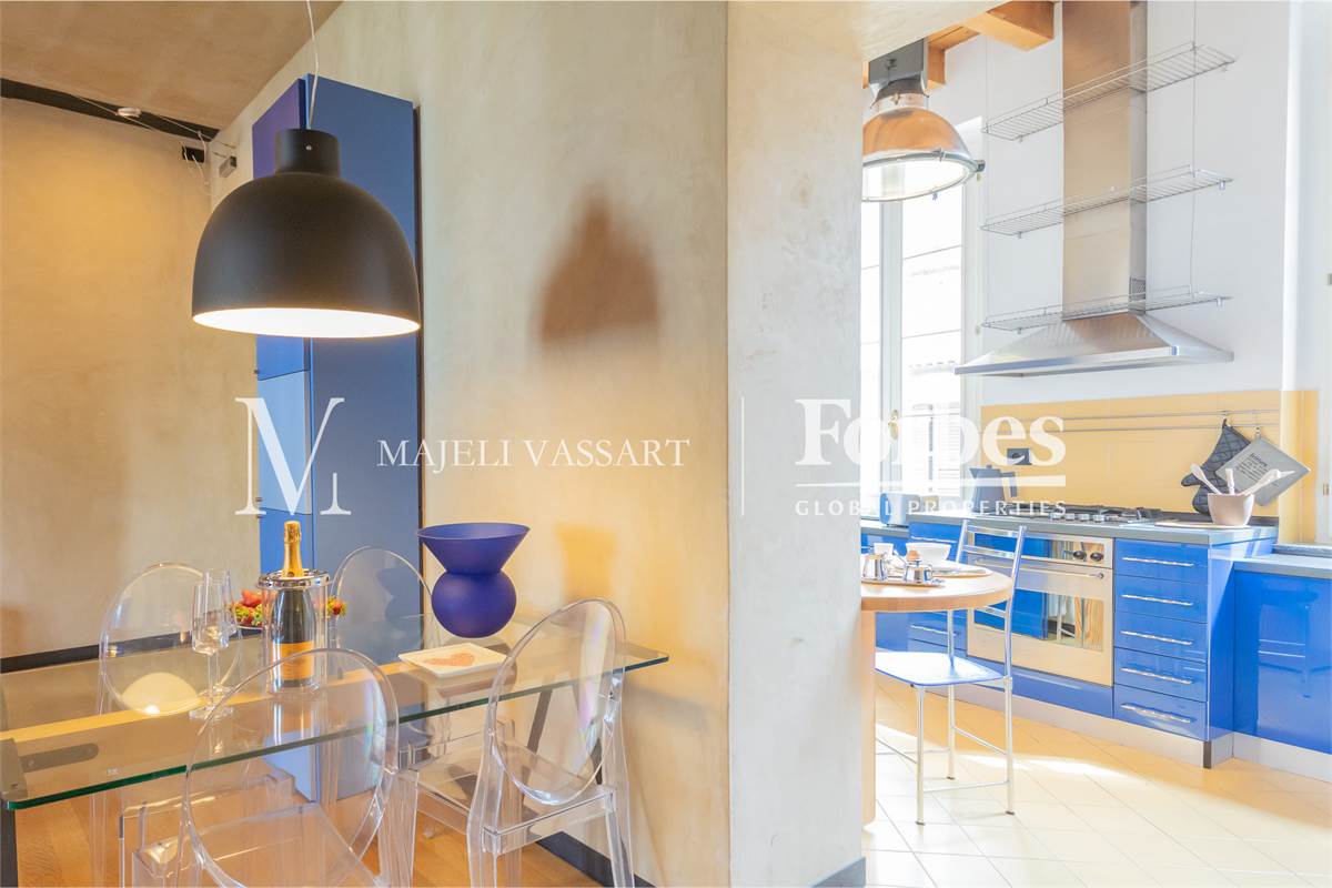 Appartamento ristrutturato con box, centro Como