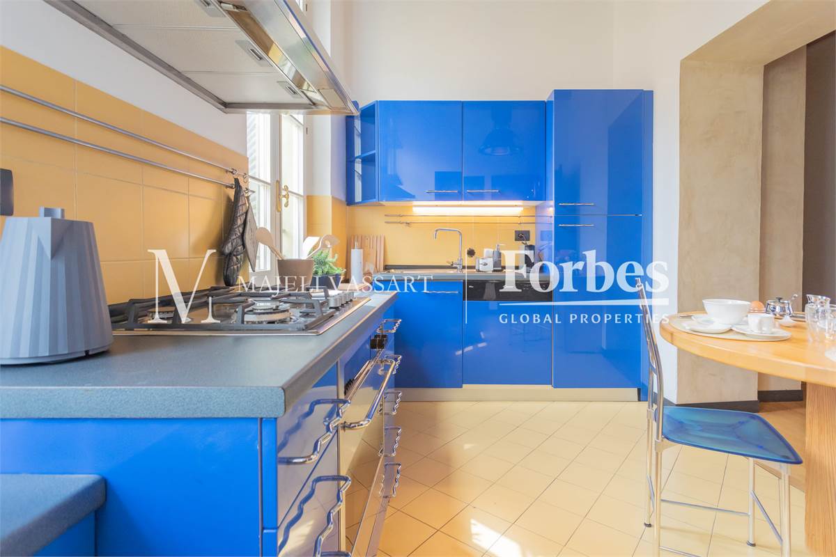 Appartamento ristrutturato con box, centro Como