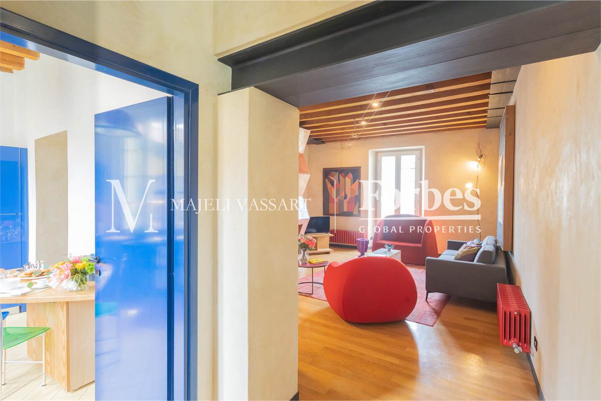 Appartamento ristrutturato con box, centro Como