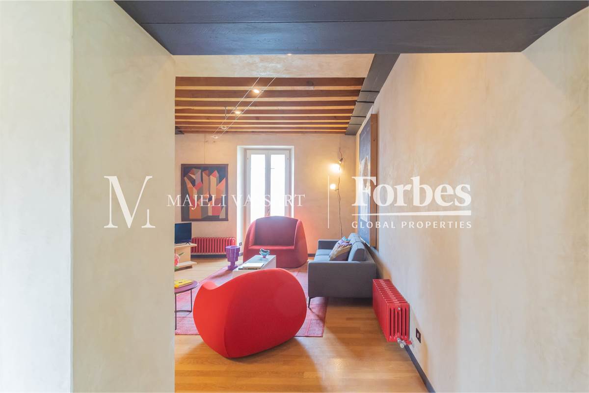 Appartamento ristrutturato con box, centro Como