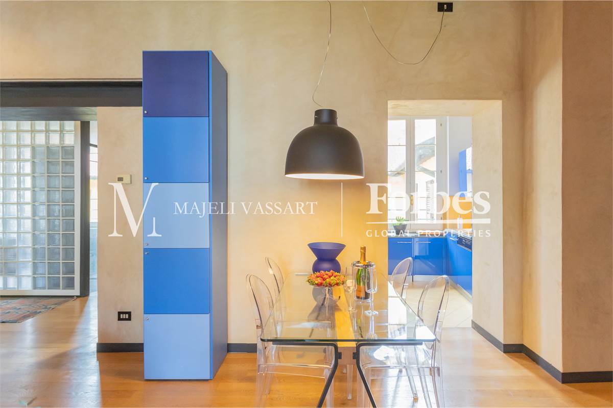 Appartamento ristrutturato con box, centro Como