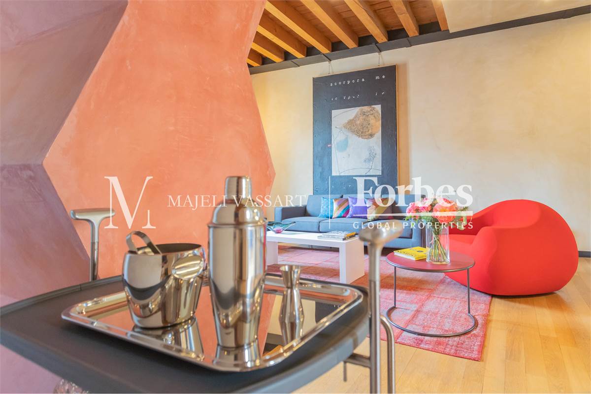 Appartamento ristrutturato con box, centro Como