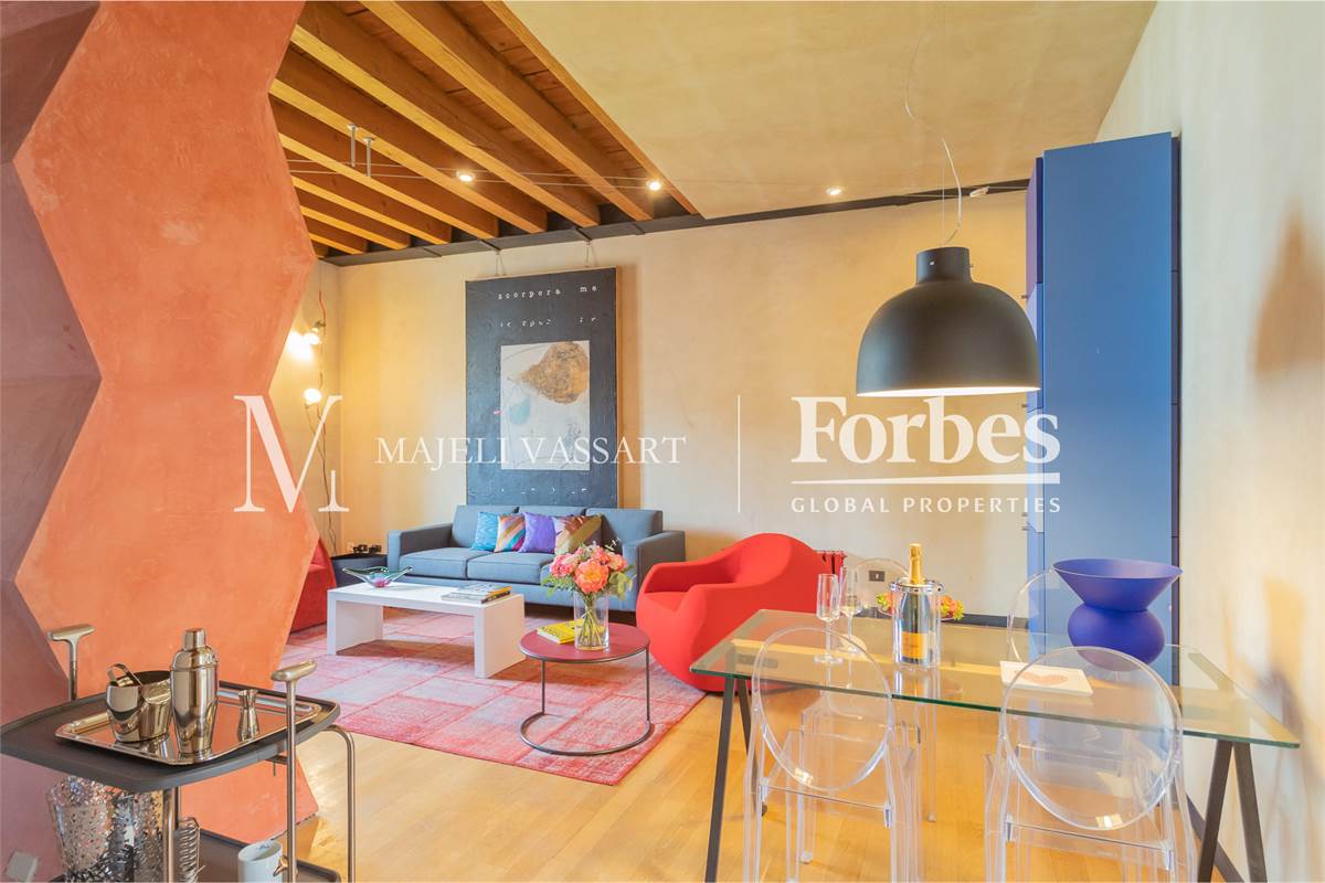 Appartamento ristrutturato con box, centro Como