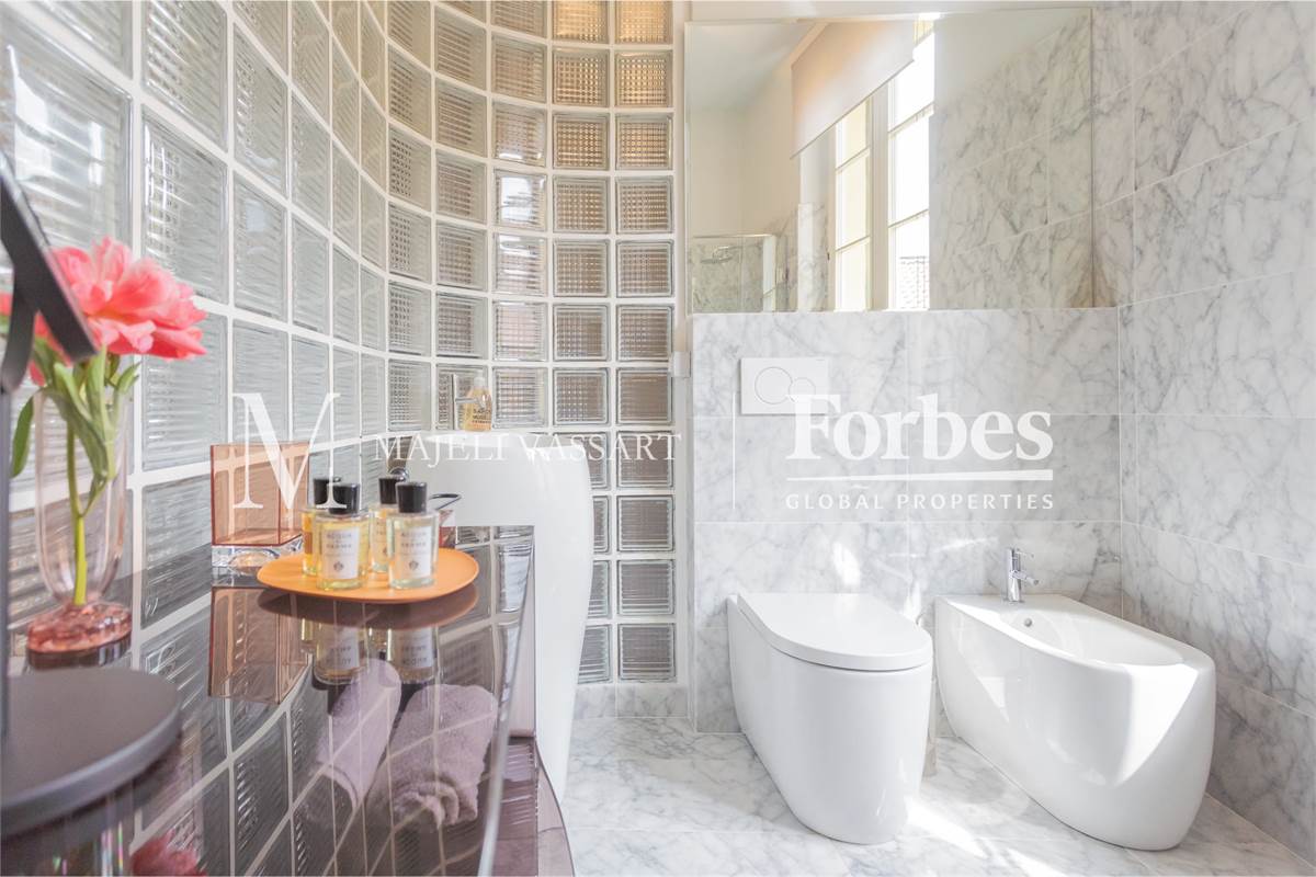 Appartamento ristrutturato con box, centro Como