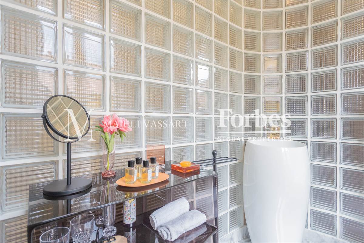 Appartamento ristrutturato con box, centro Como