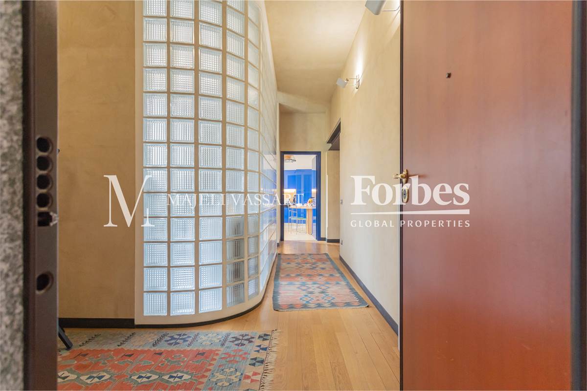 Appartamento ristrutturato con box, centro Como