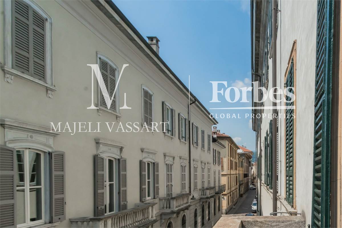 Appartamento con posto auto, centro storico Como 