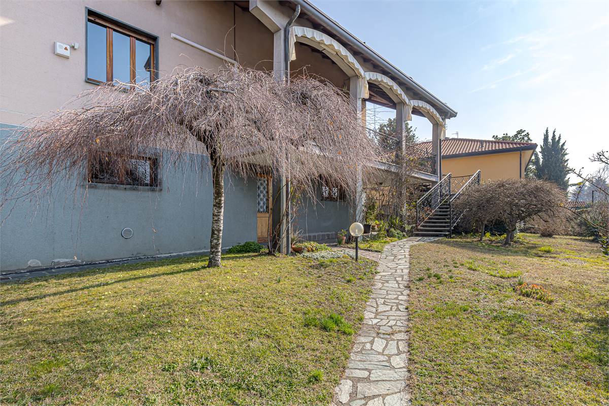 COMO BRECCIA ampia villa singola in vendita