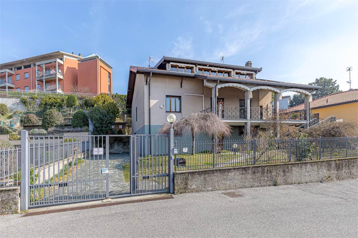 COMO BRECCIA ampia villa singola in vendita