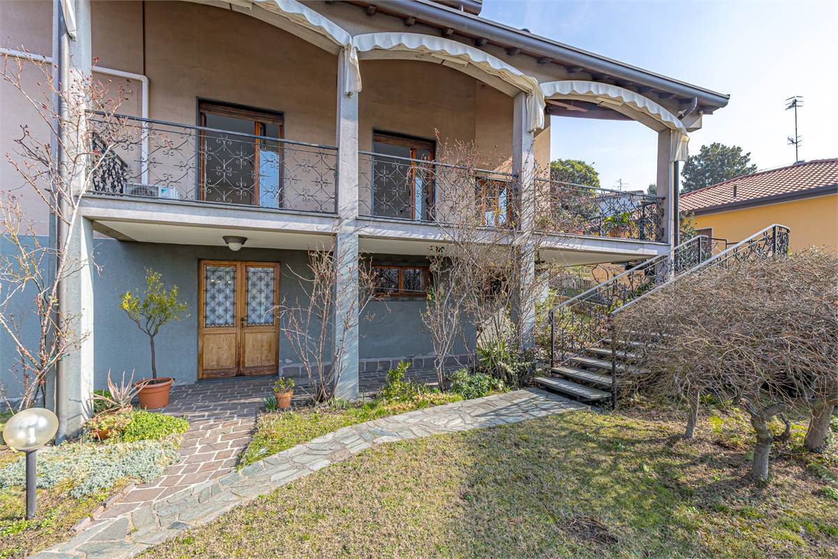 COMO BRECCIA ampia villa singola in vendita