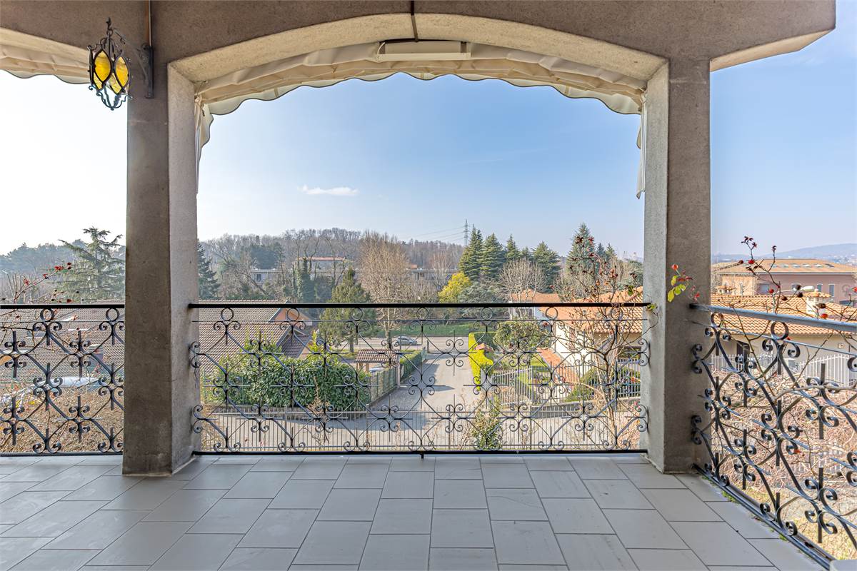 COMO BRECCIA ampia villa singola in vendita