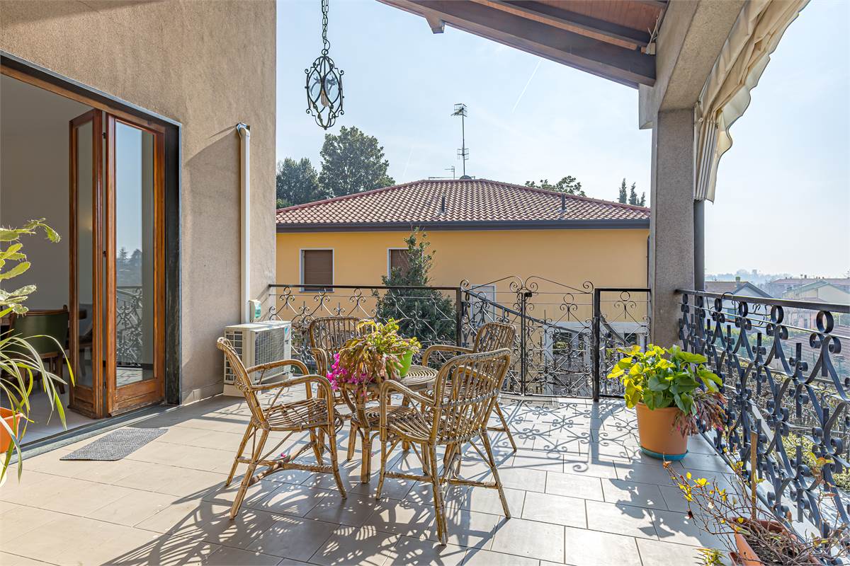 COMO BRECCIA ampia villa singola in vendita