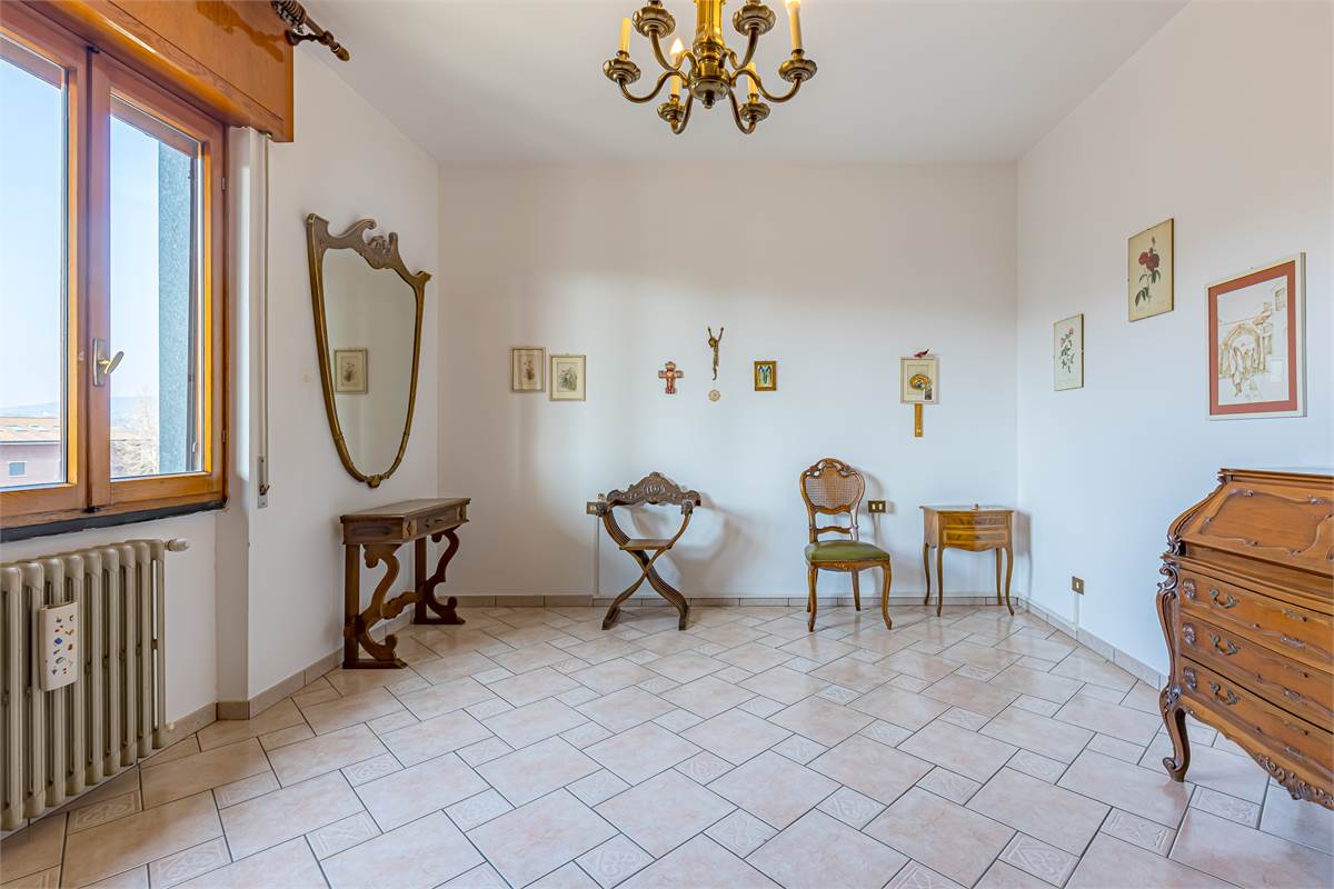 COMO BRECCIA ampia villa singola in vendita