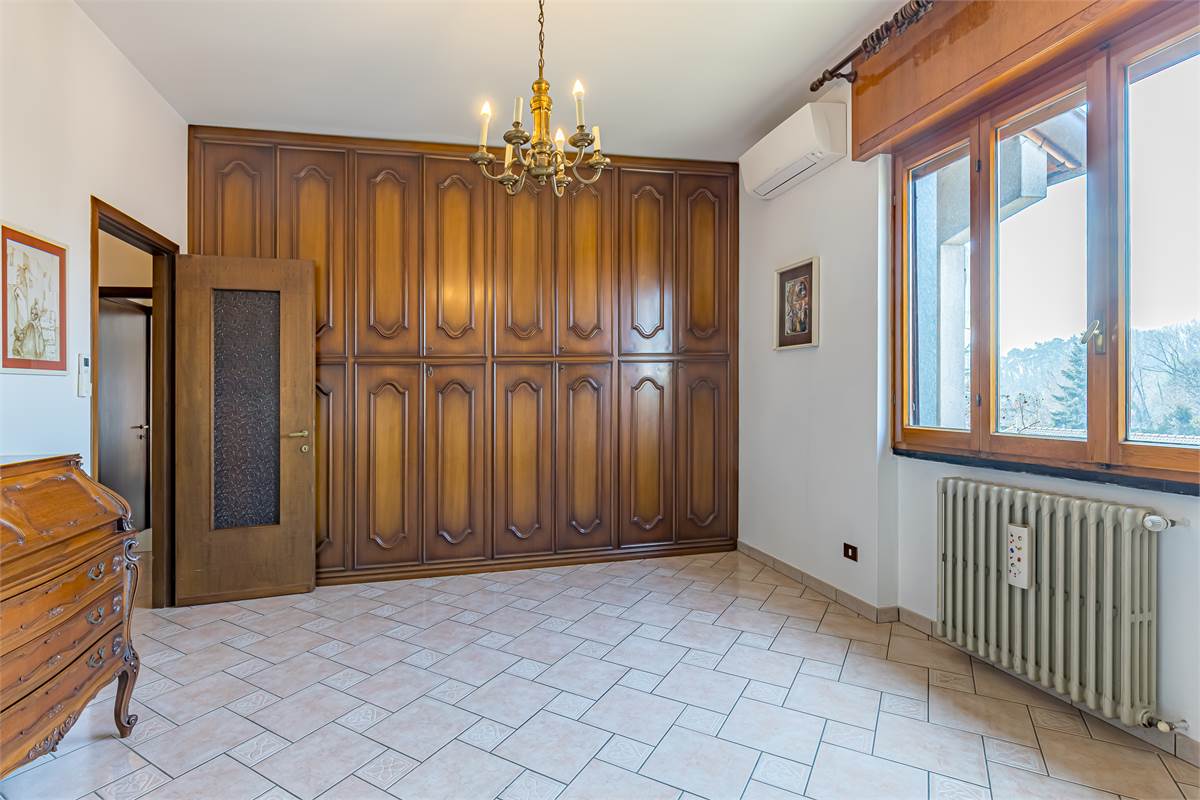 COMO BRECCIA ampia villa singola in vendita