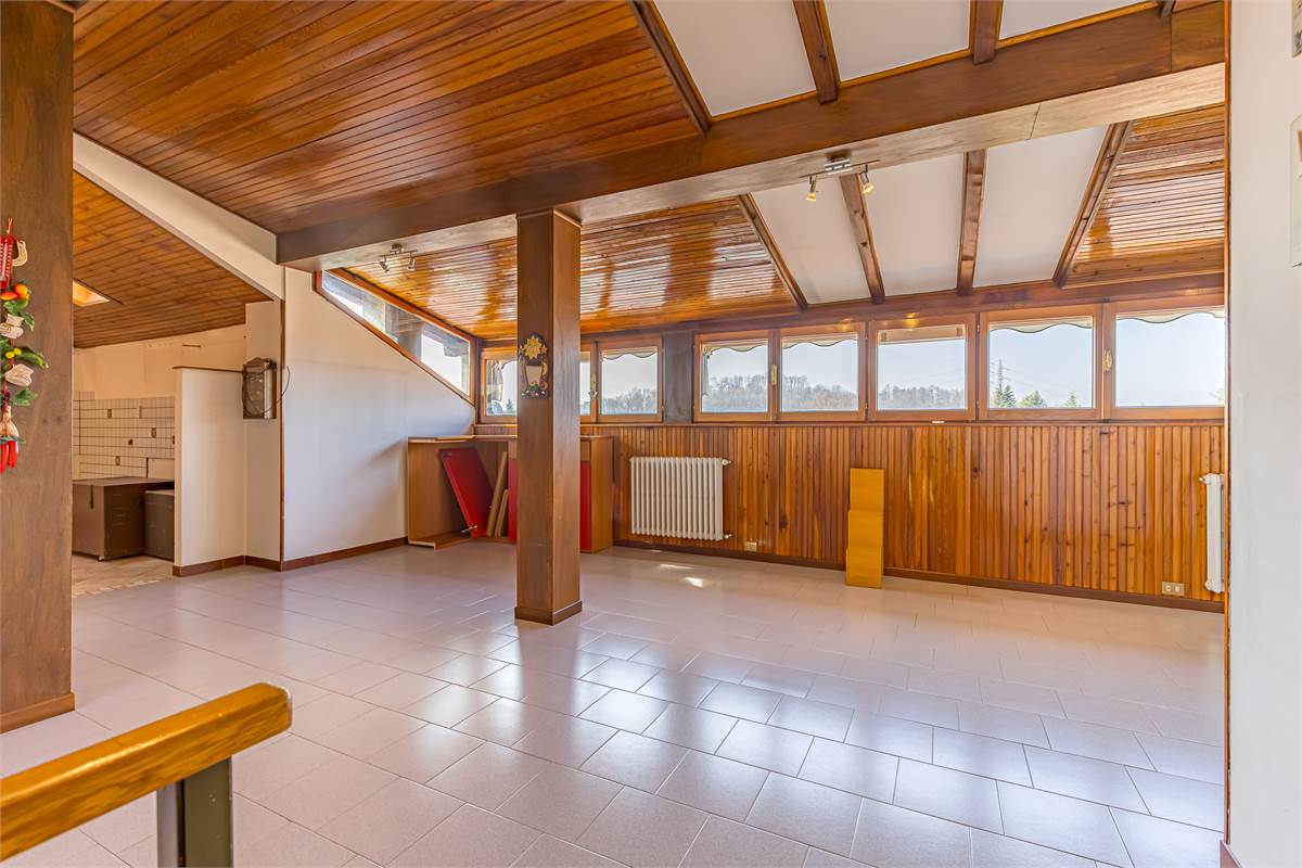 COMO BRECCIA ampia villa singola in vendita