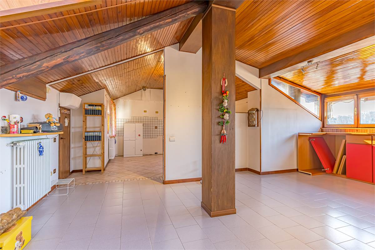 COMO BRECCIA ampia villa singola in vendita
