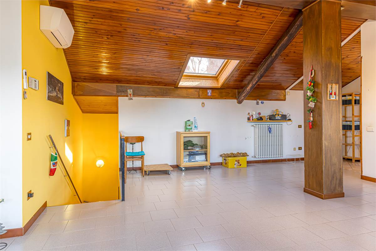 COMO BRECCIA ampia villa singola in vendita