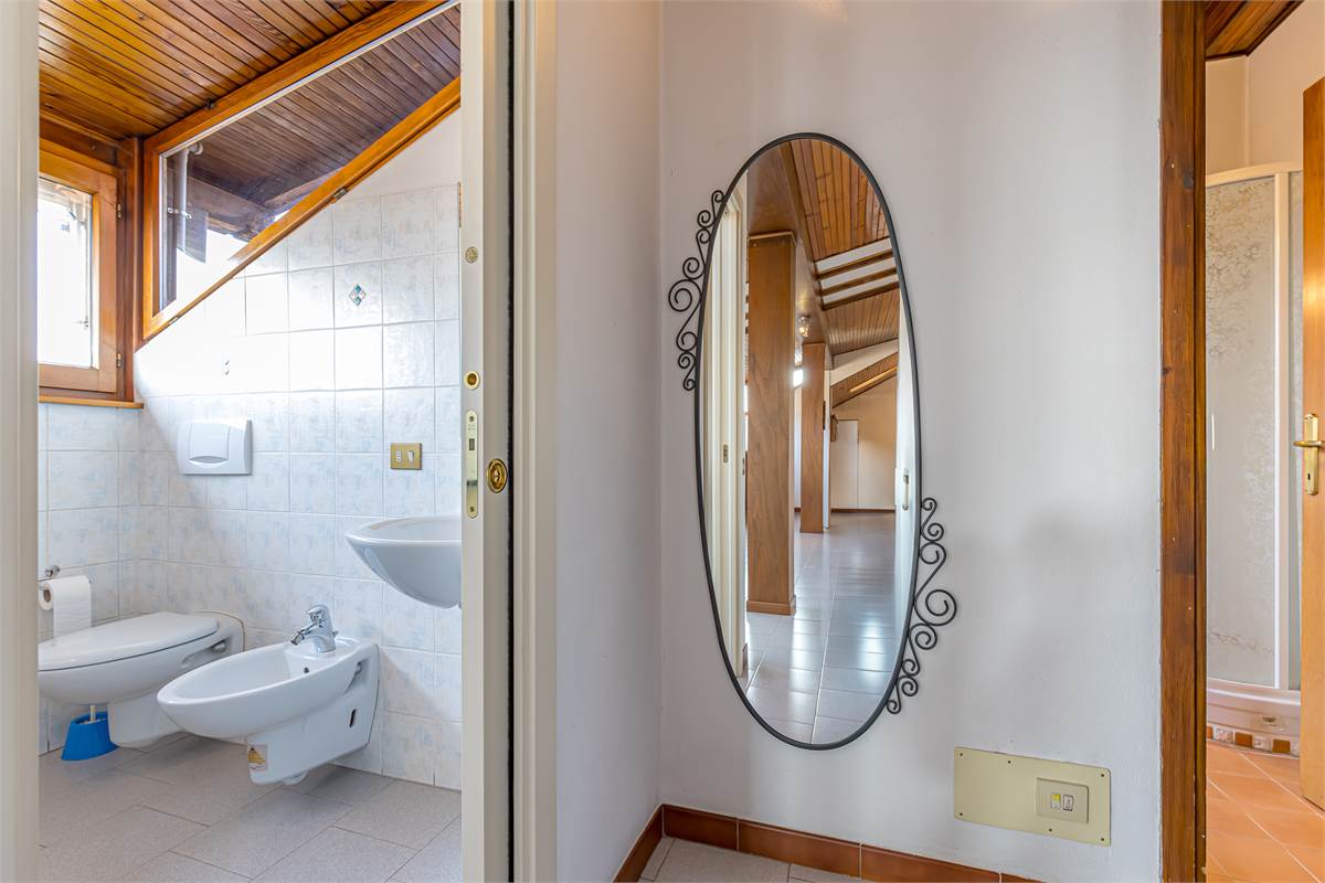 COMO BRECCIA ampia villa singola in vendita