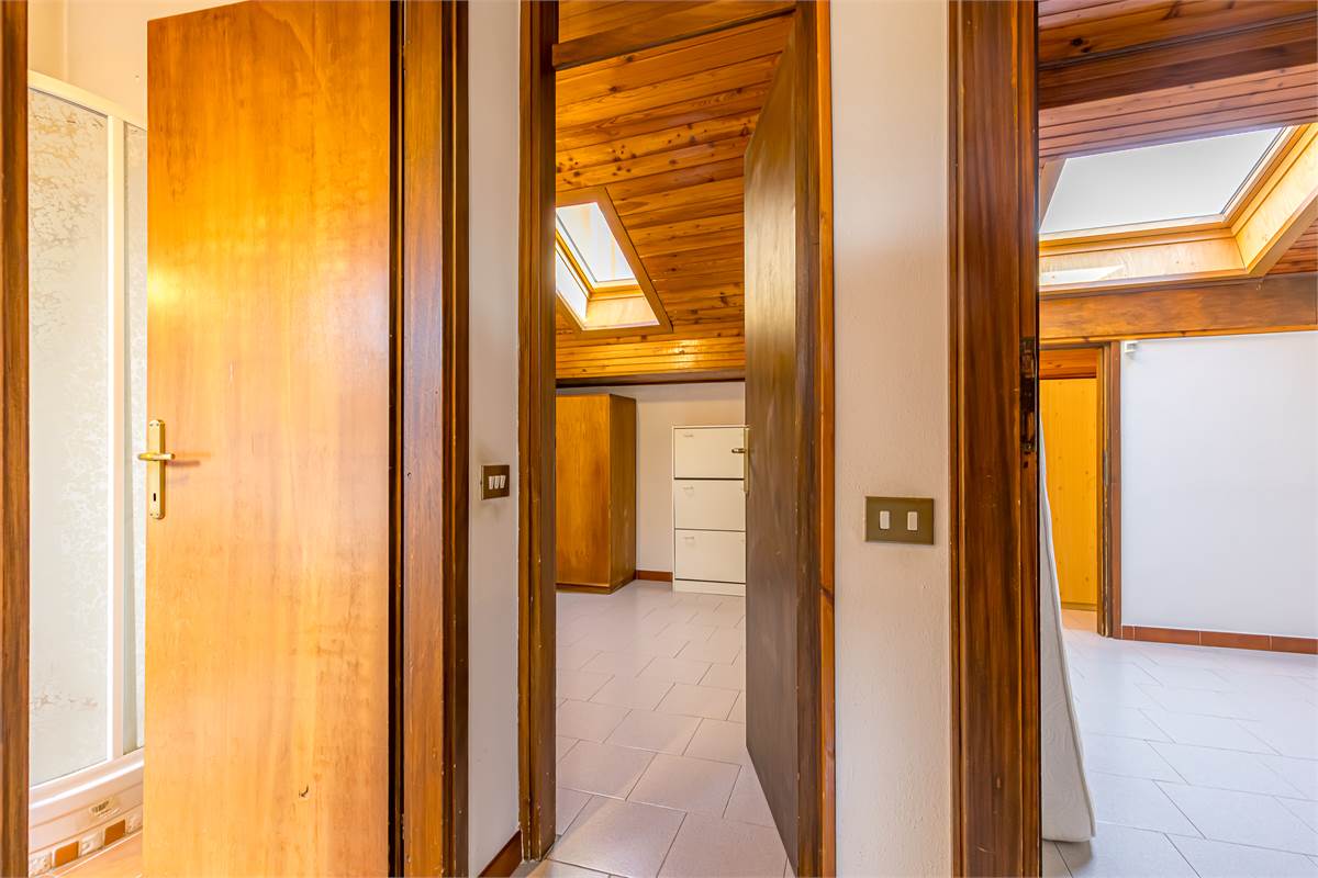 COMO BRECCIA ampia villa singola in vendita