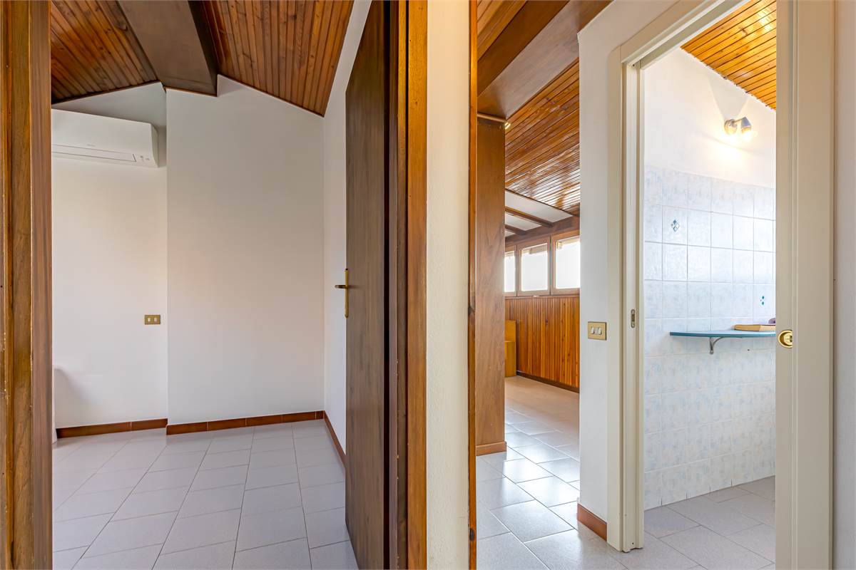 COMO BRECCIA ampia villa singola in vendita