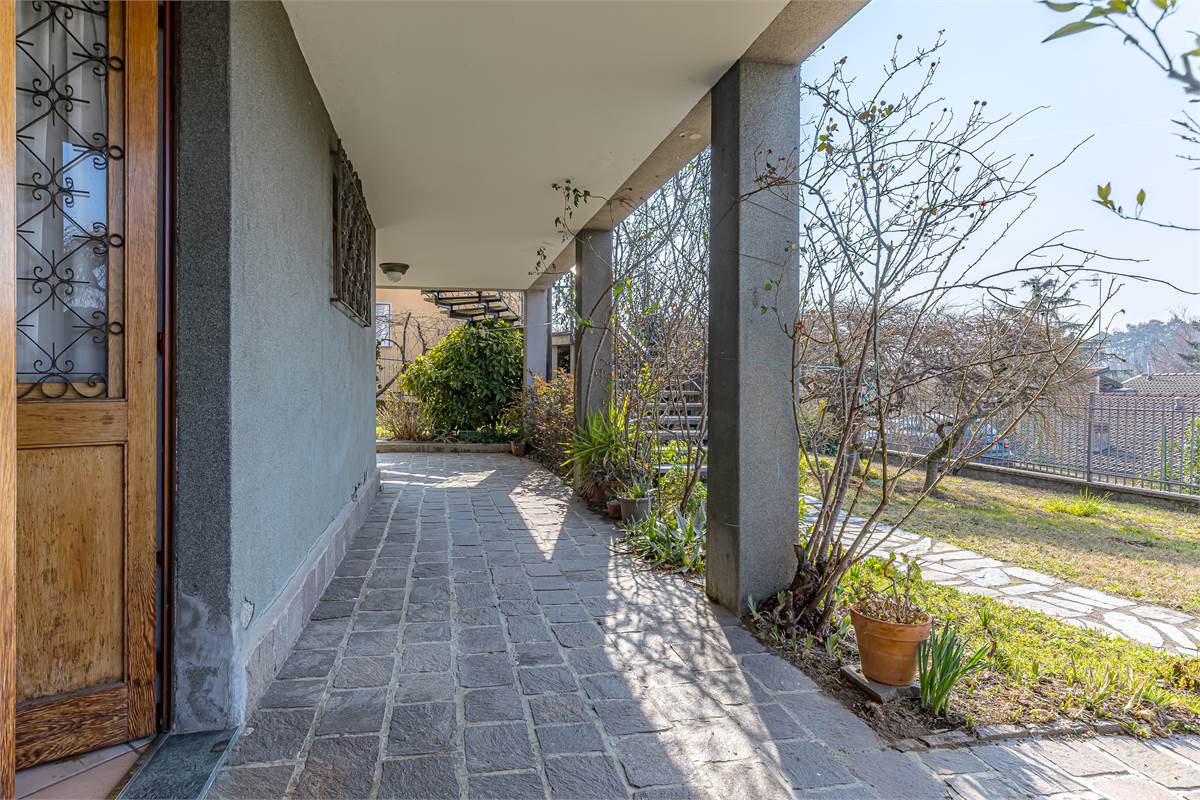 COMO BRECCIA ampia villa singola in vendita