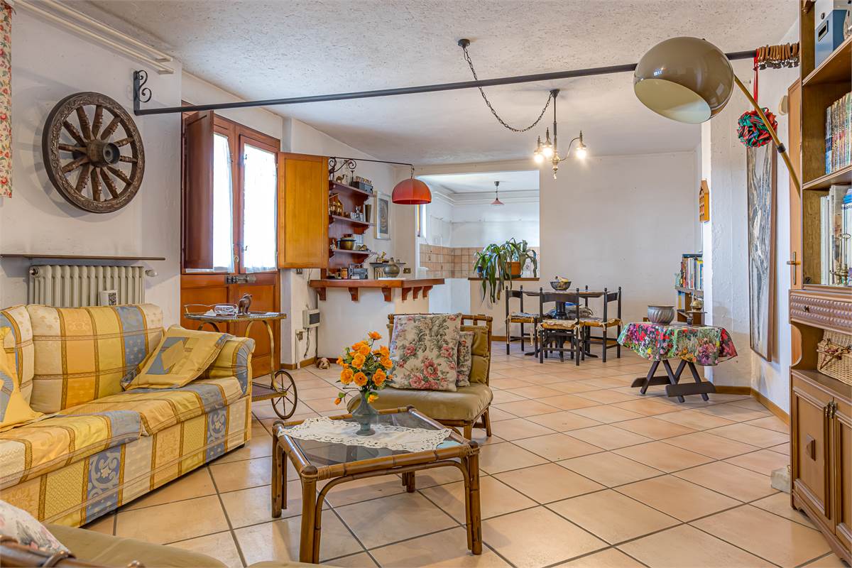COMO BRECCIA ampia villa singola in vendita