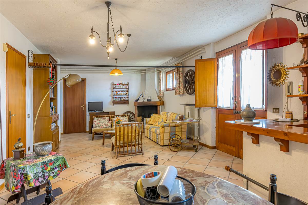 COMO BRECCIA ampia villa singola in vendita
