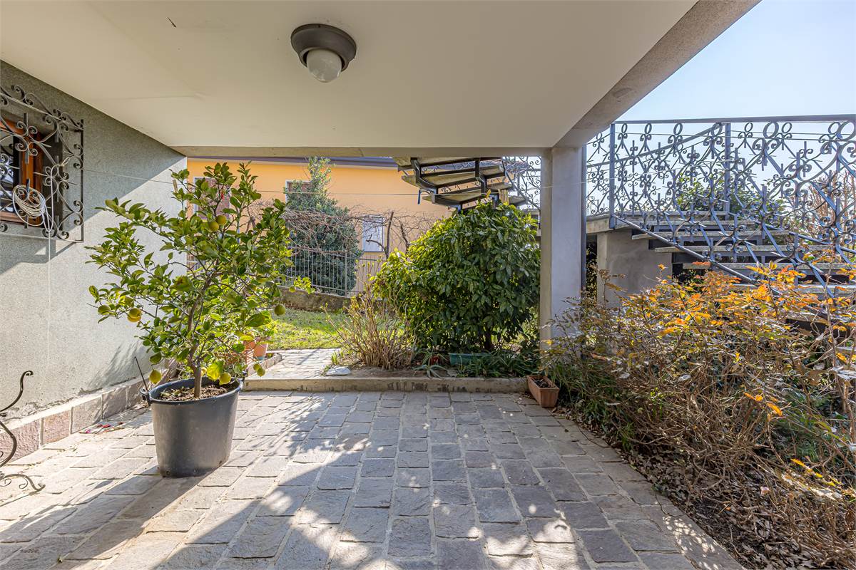 COMO BRECCIA ampia villa singola in vendita