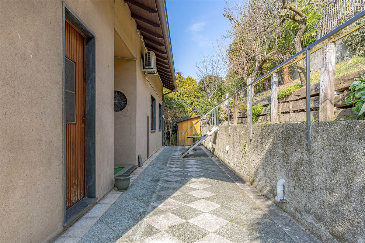 COMO BRECCIA ampia villa singola in vendita