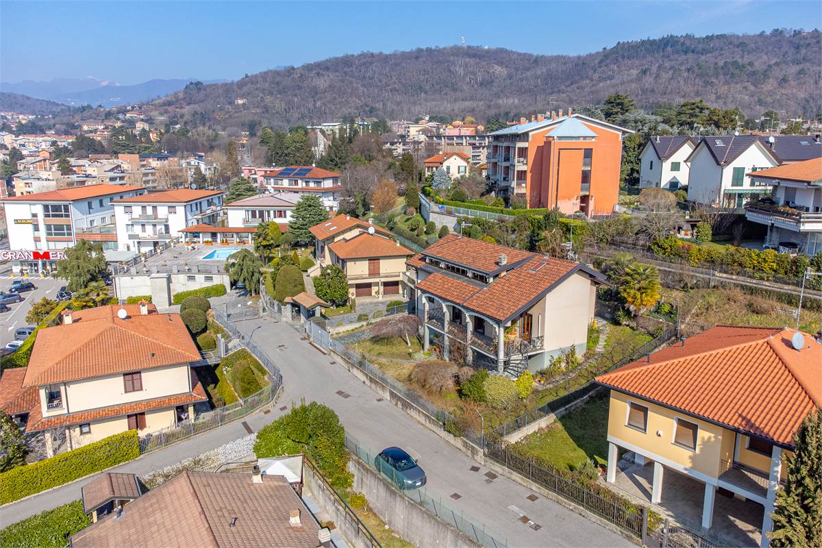 COMO BRECCIA ampia villa singola in vendita