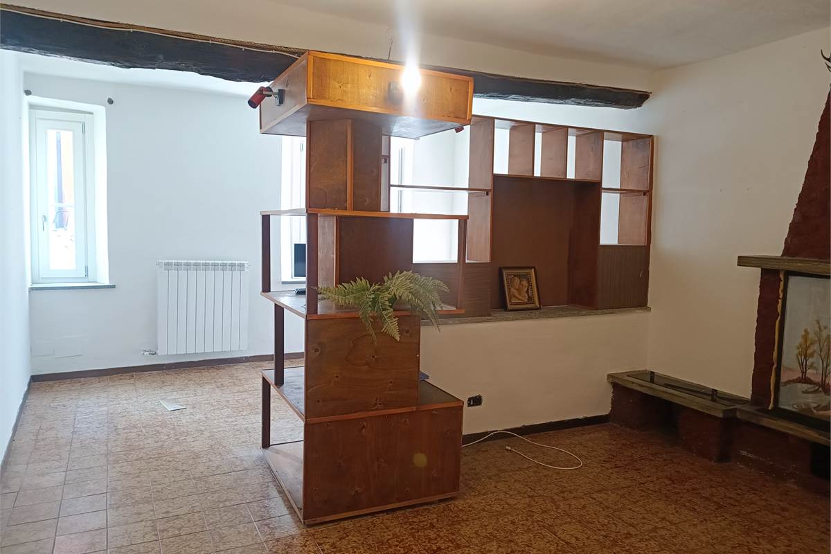 MASLIANICO ampio trilocale con box in vendita