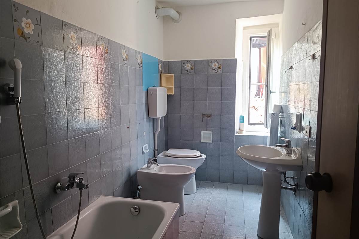 MASLIANICO ampio trilocale con box in vendita