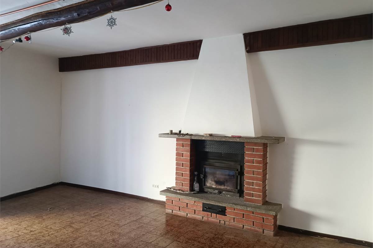MASLIANICO ampio trilocale con box in vendita