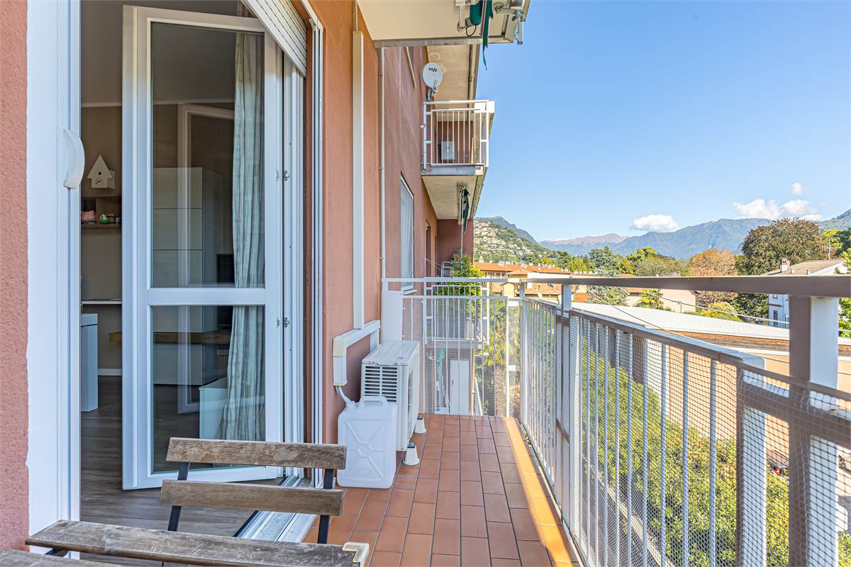 CERNOBBIO CENTRO trilocale con balconi e box