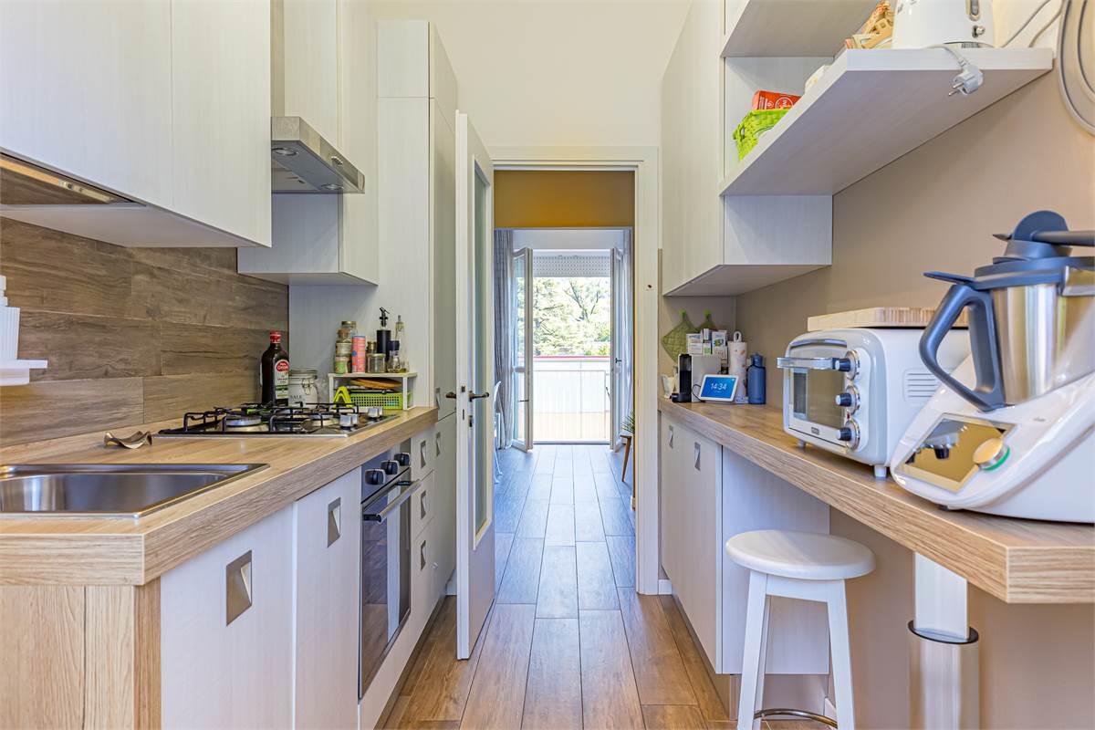 CERNOBBIO CENTRO trilocale con balconi e box