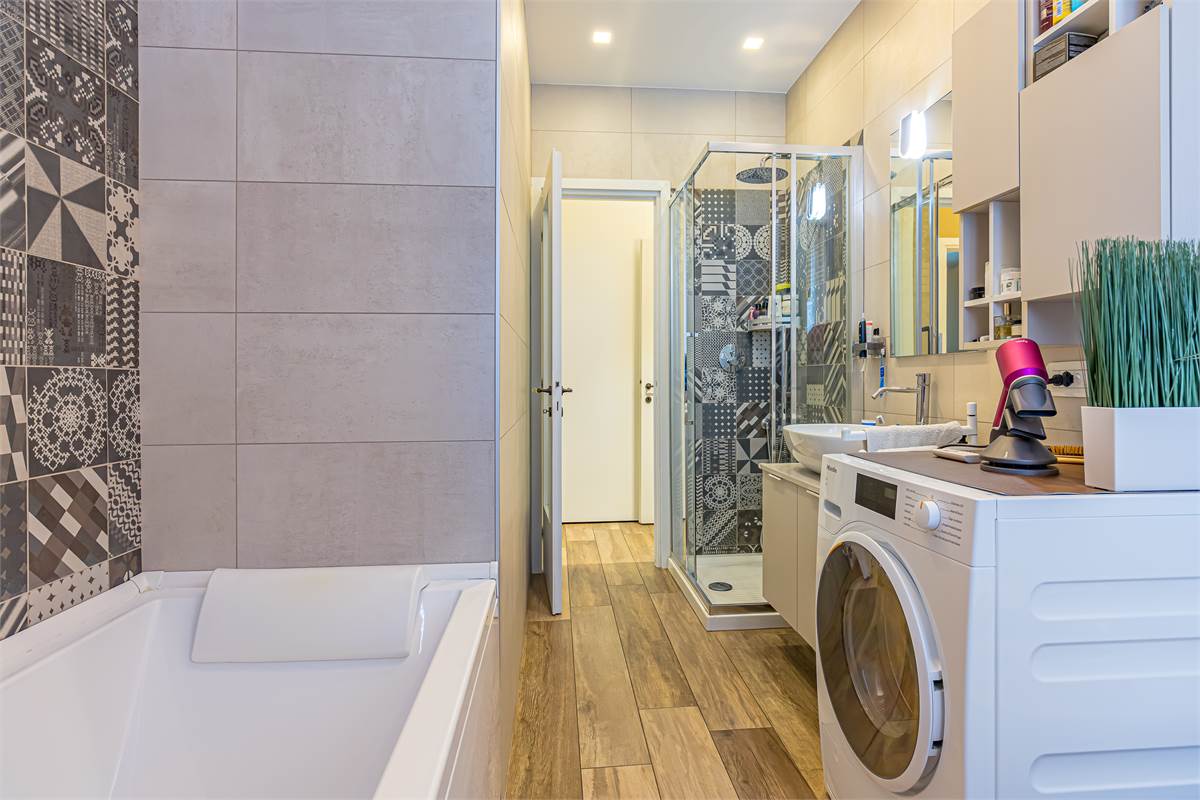 CERNOBBIO CENTRO trilocale con balconi e box