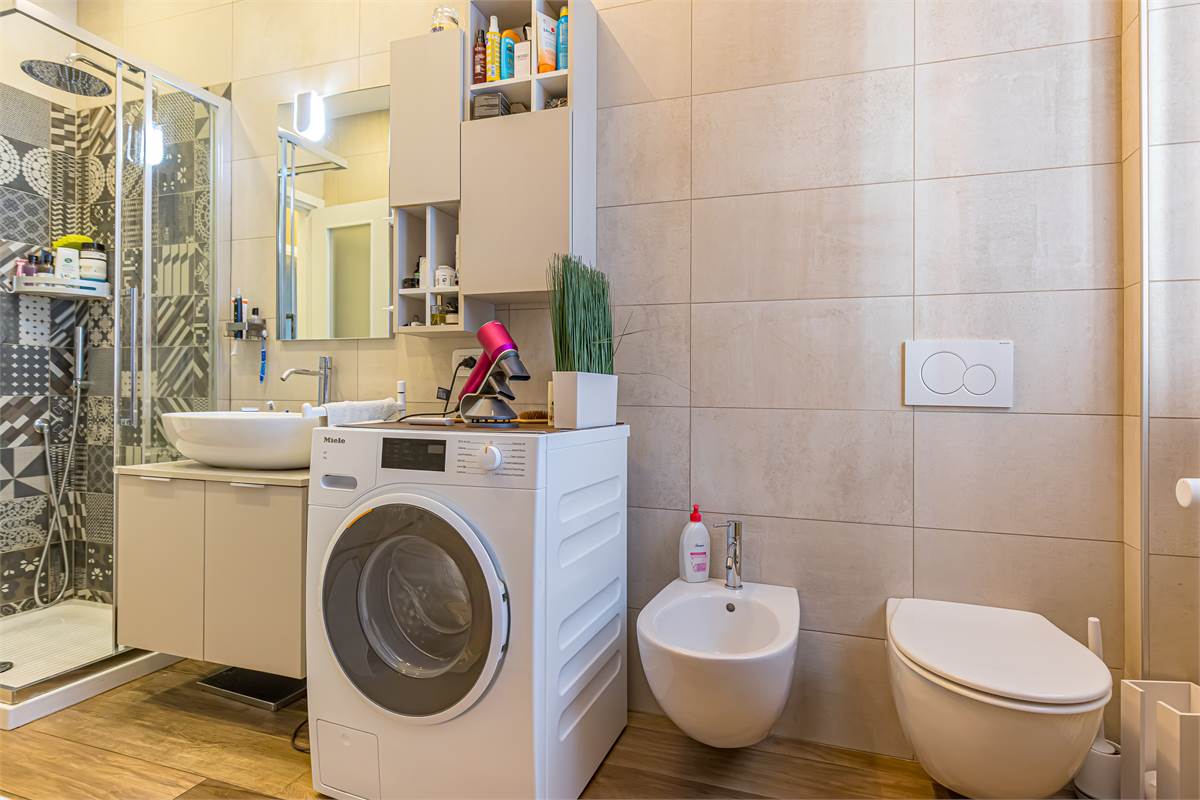 CERNOBBIO CENTRO trilocale con balconi e box