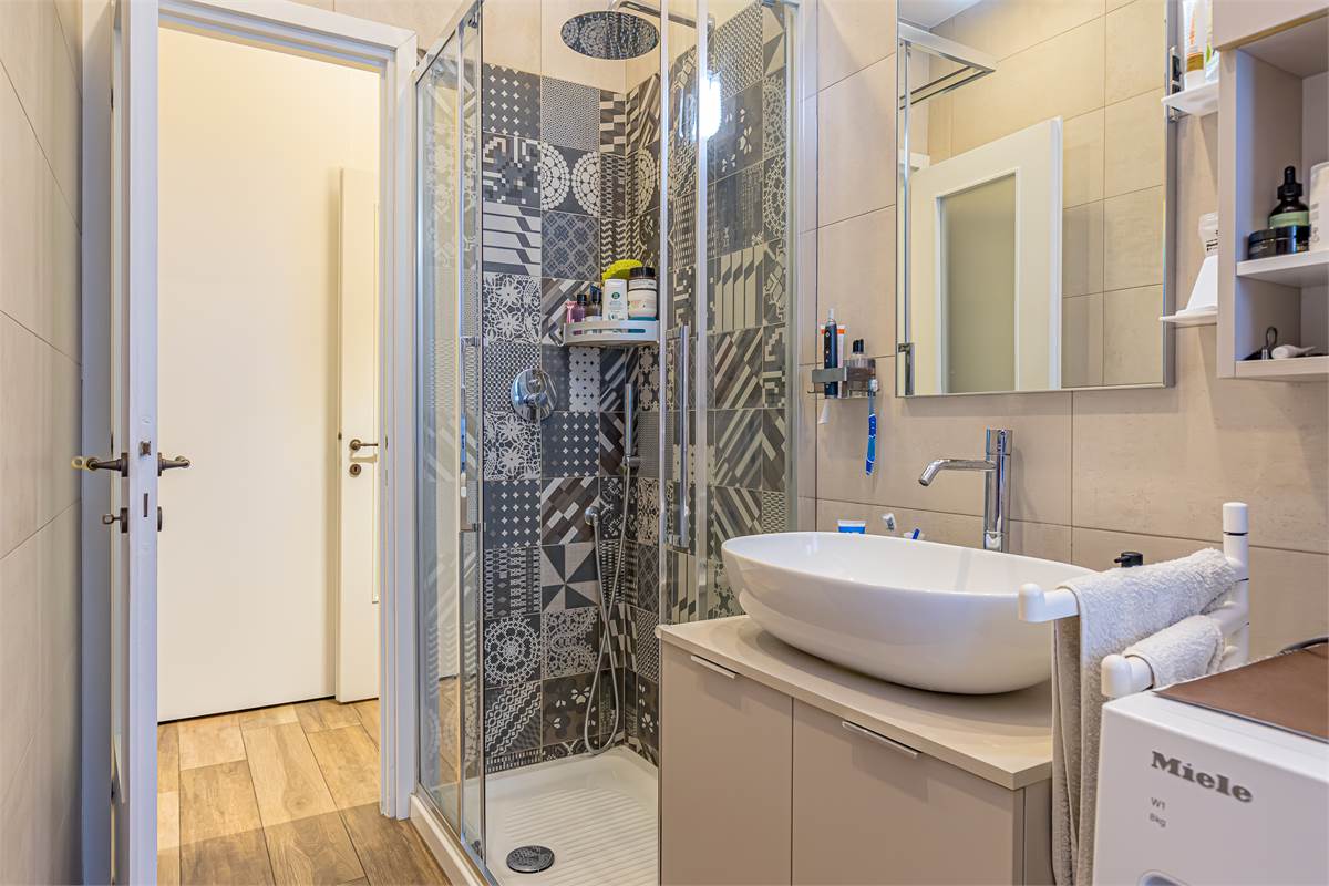 CERNOBBIO CENTRO trilocale con balconi e box