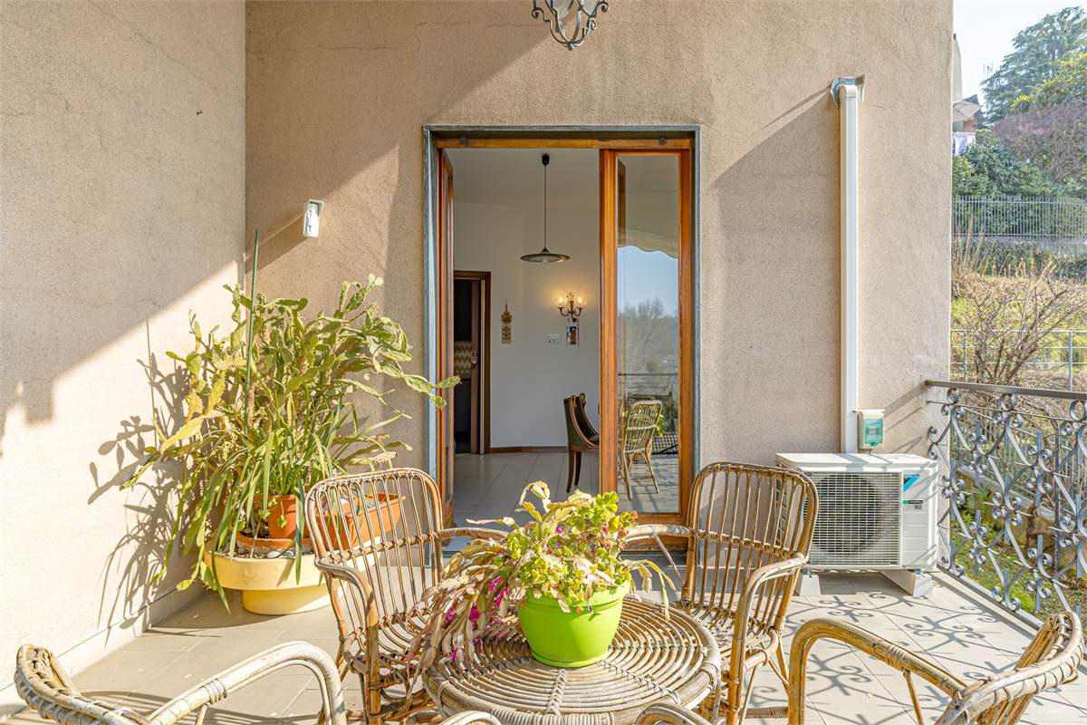 SAN FERMO vicinanze ampia villa singola in vendita