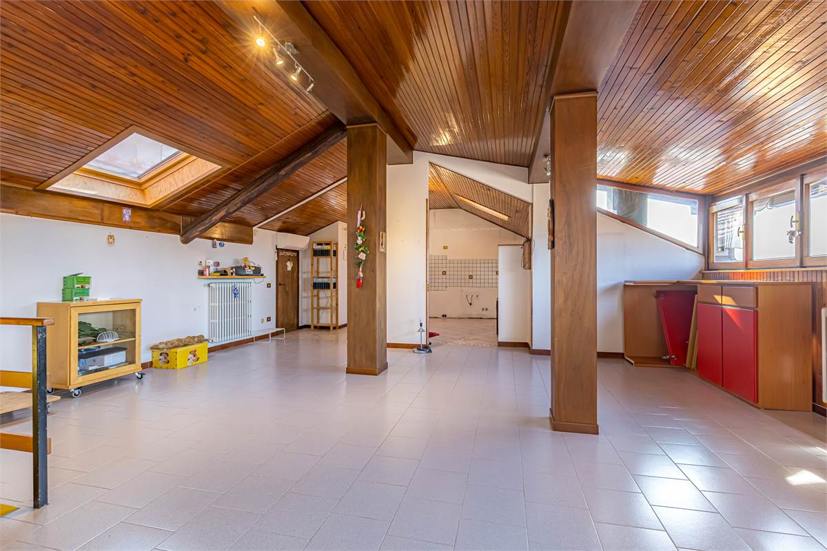 SAN FERMO vicinanze ampia villa singola in vendita