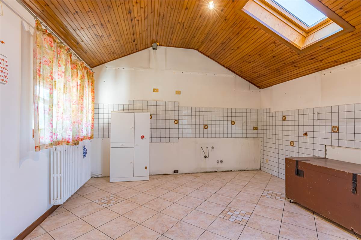 SAN FERMO vicinanze ampia villa singola in vendita