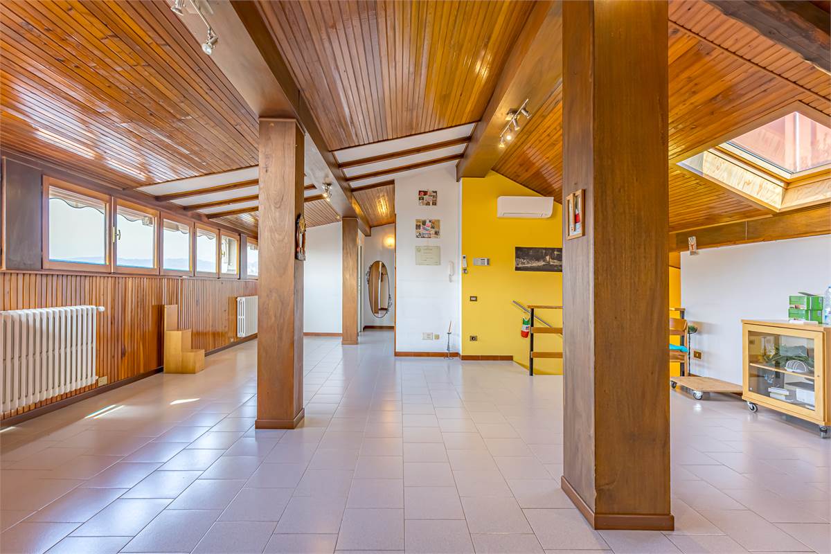 SAN FERMO vicinanze ampia villa singola in vendita