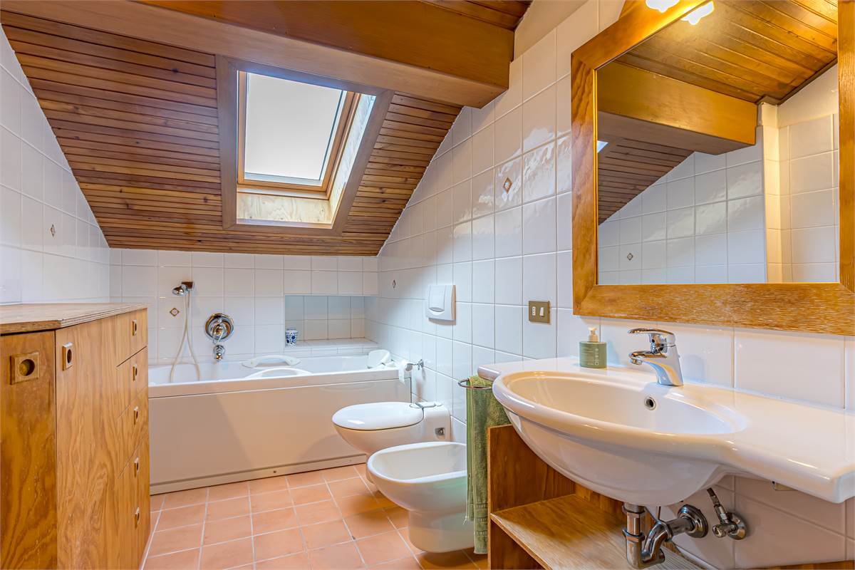 SAN FERMO vicinanze ampia villa singola in vendita
