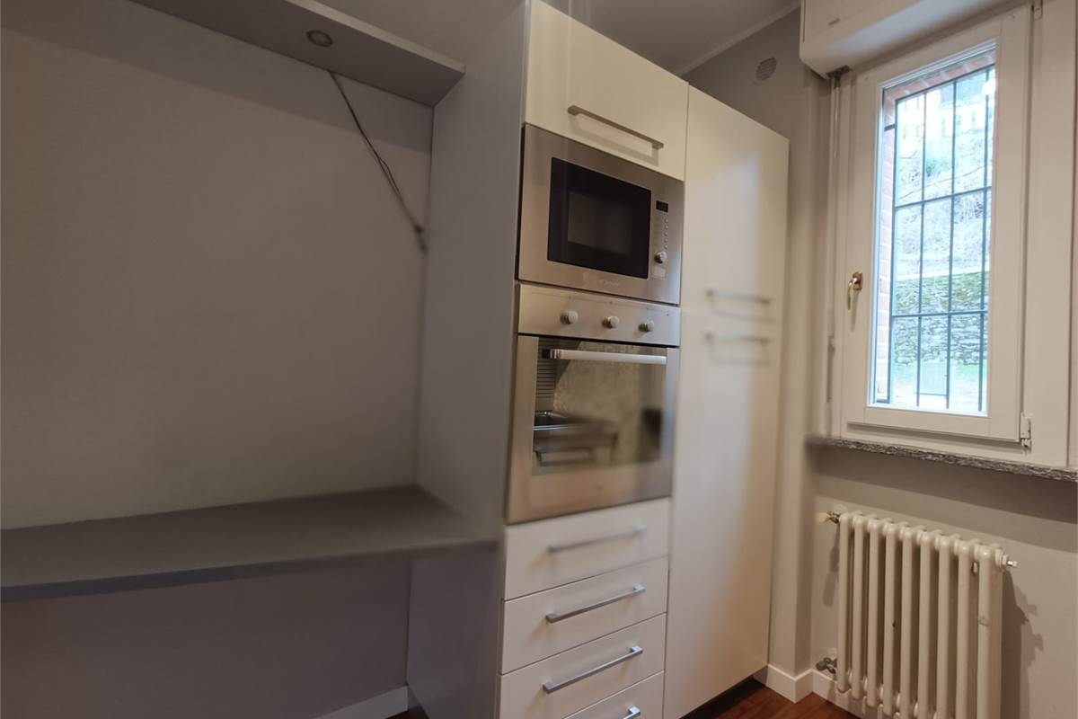 COMO VIA BORGOVICO ampio bilocale con giardino e box