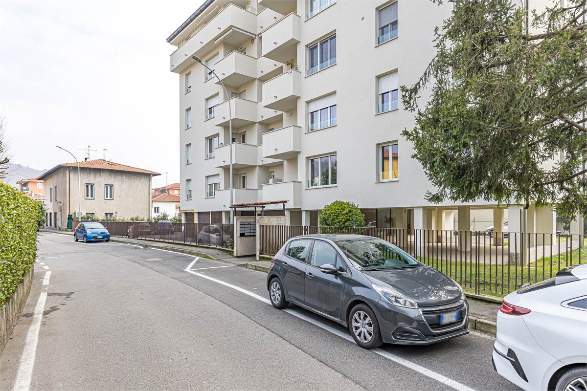 COMO REBBIO ampio quadrilocale con box