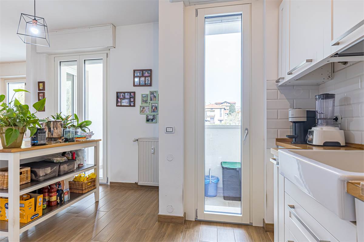 COMO REBBIO ampio quadrilocale con box