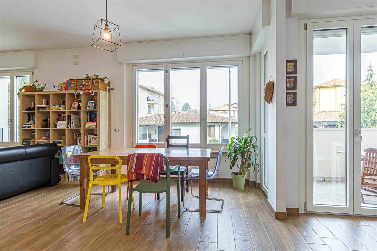 COMO REBBIO ampio quadrilocale con box